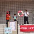 婦宣會與消防隊蒞臨學校宣導水域安全    同學示範救生圈用法