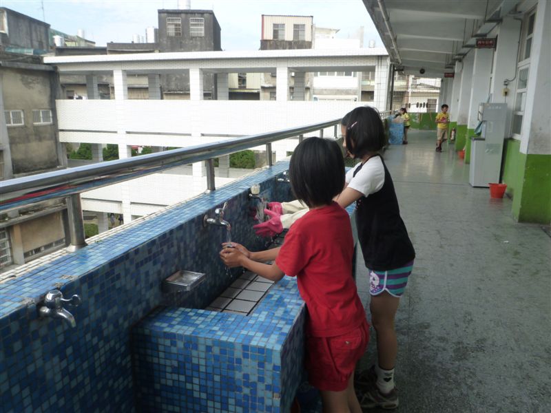 全班再用清水洗乾淨過的抺布多次擦拭.... 