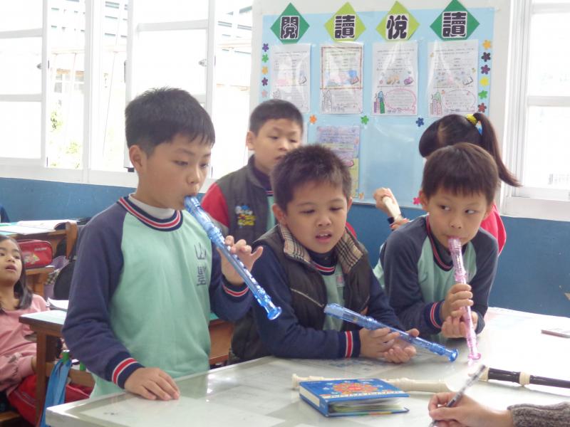 輪流吹給老師聽