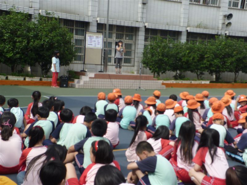 不守規距的小朋友請他協助維護校園整潔工作.....