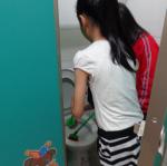 學童們將馬桶打掃乾淨