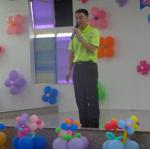 校長對小朋友的表現給予大大的肯定與讚美