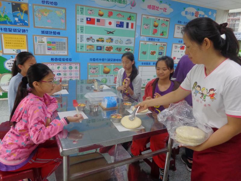 開心的製作自己的專屬pizza