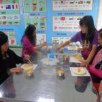 開心的製作自己的專屬pizza