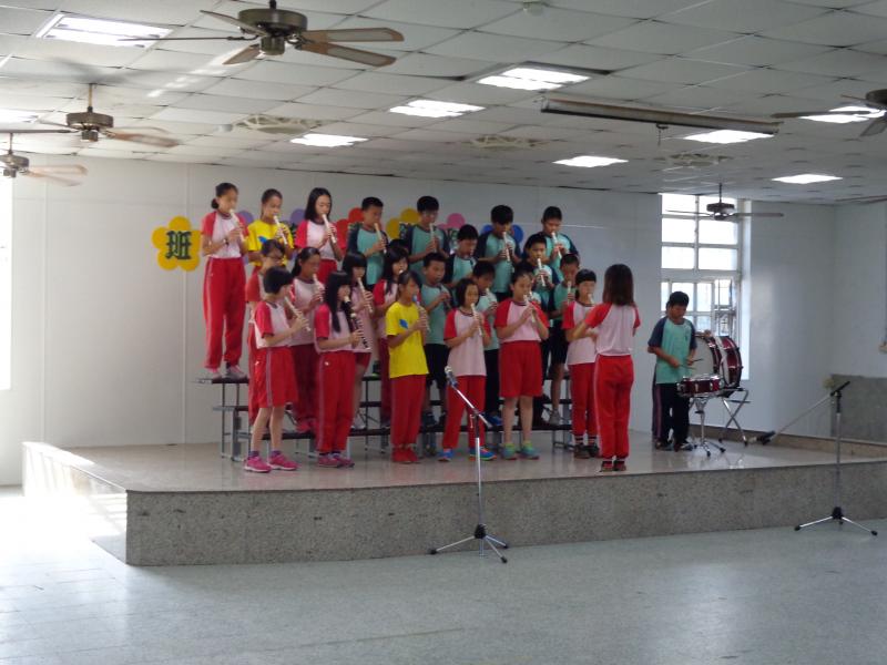 5孝上台表演