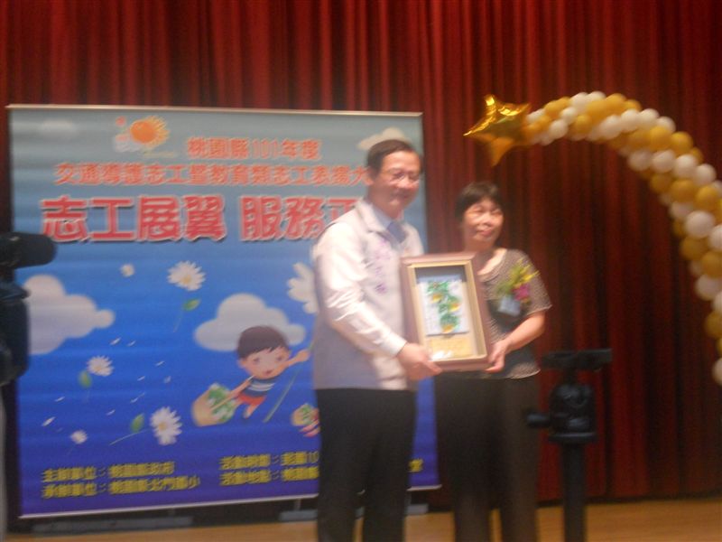 王碧雲阿姨與吳縣長合影（獲終身楷模獎）..
