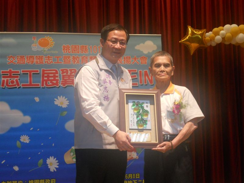 劉憲邦爺爺與吳縣長合影（獲終身楷模獎）..
