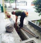 陳先生清理六棟水溝1