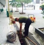 陳先生清理六棟水溝3