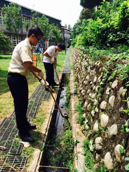 清理六棟後方水溝1