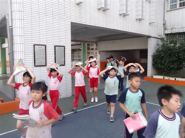 地震暫停時保護頭部遠離建築物