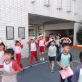 地震暫停時保護頭部遠離建築物