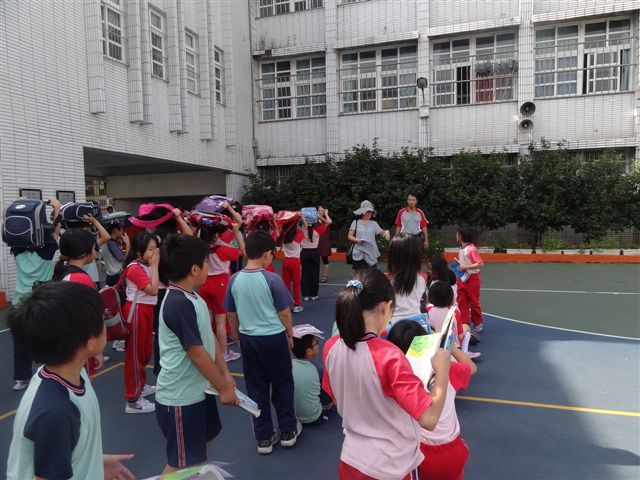 遠離建築物後還是要隨時注意觀察環境狀況