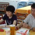 認輔老師仔細聆聽會議相關資訊與討論內容