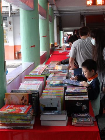 辦理優良圖書展，提供學生多元閱讀學習內容及情境