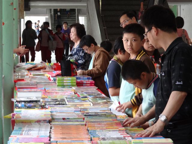 辦理優良圖書展，家長共同參與有助提昇學生閱讀能力