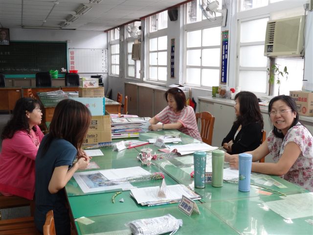 評選委員認真評選語文、數學、健體、綜合及藝文領域教科書