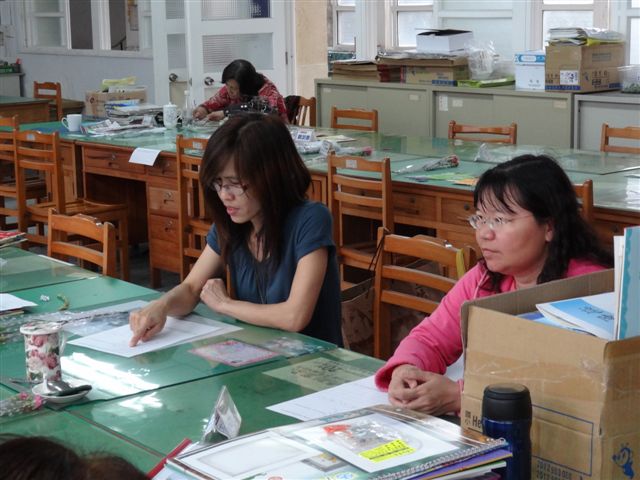 評選委員認真評選語文、數學、健體、綜合及藝文領域教科書