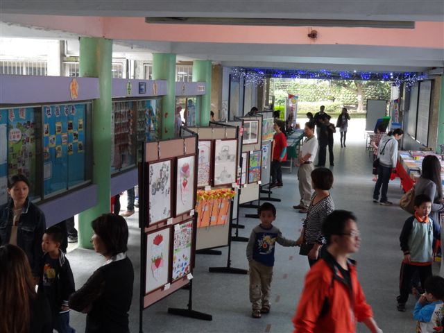 親子教育日當日家長來賓參觀學生美勞作品成果展