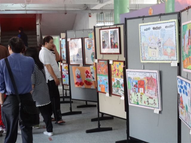 親子教育日當日家長來賓參觀學生美勞作品成果展