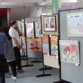 親子教育日當日家長來賓參觀學生美勞作品成果展