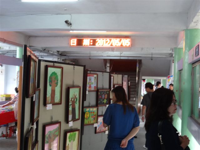 親子教育日當日家長來賓參觀學生美勞作品成果展