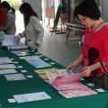 家長來賓認真的翻閱閱讀成果資料