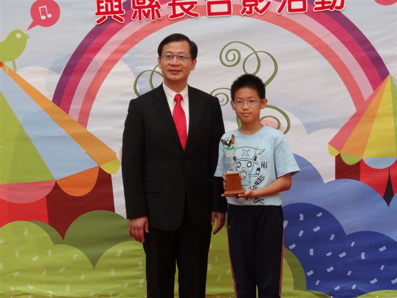 學生與縣長合照留念