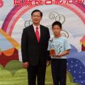學生與縣長合照留念