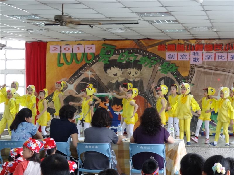 一年級表演得逗趣可愛喔！