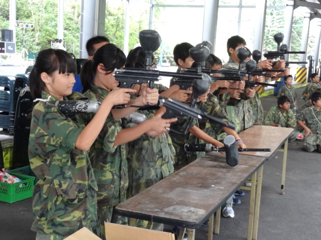 宿營活動---漆彈射擊，女生的射擊表現不輸男生