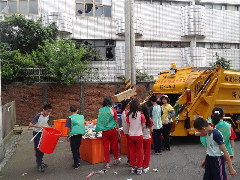 垃圾車的音樂持續播放.......