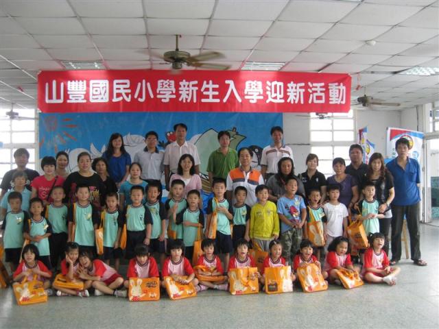 迎新活動—一仁新生的第一張照片（與校長、主任、導師、全班同學、家長合影）。