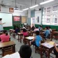 梁瑞香老師認真教導學生