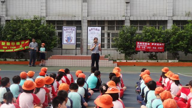 朱警官宣導走近學生，展示親和力