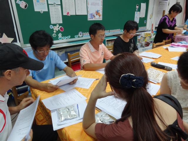 體育組長說明游泳課程規劃