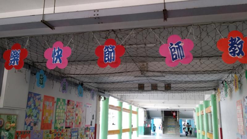 學校川廊的〝教師節卡片區〞～