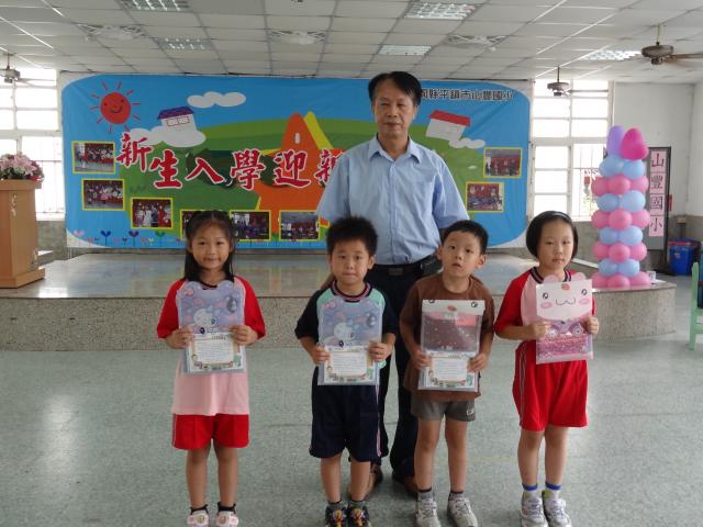 開心拿新書和校長合照