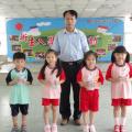 手拿新書樂開懷