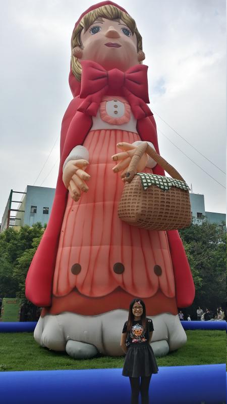 What a big "Little Red"~(四年級英文課本的主角)
