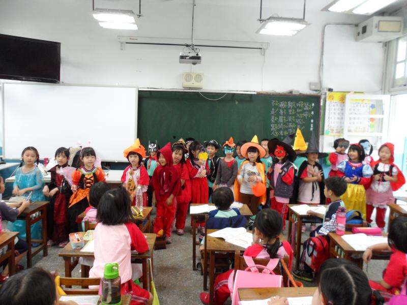 "一仁"的小朋友到"一忠"來trick or treat啦~請先觀賞我們的萬聖表演囉^0<