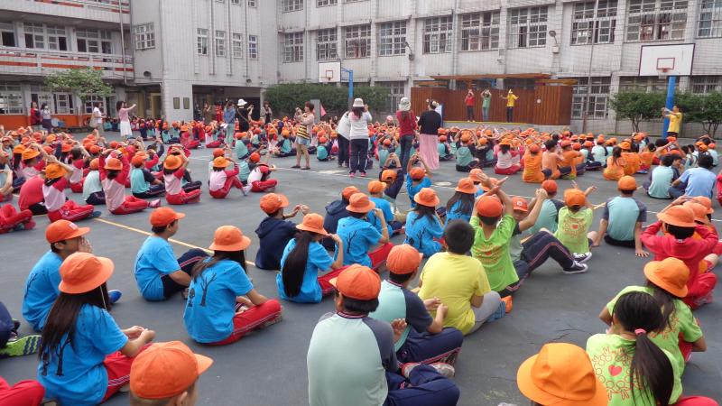 活潑的表演和問答，加深學生的印象...