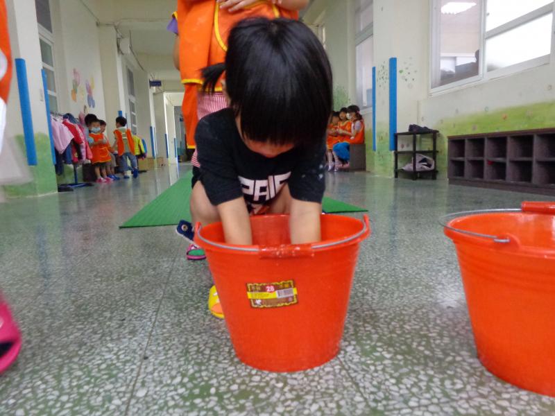 用肥皂水來吹泡泡 (16).JPG