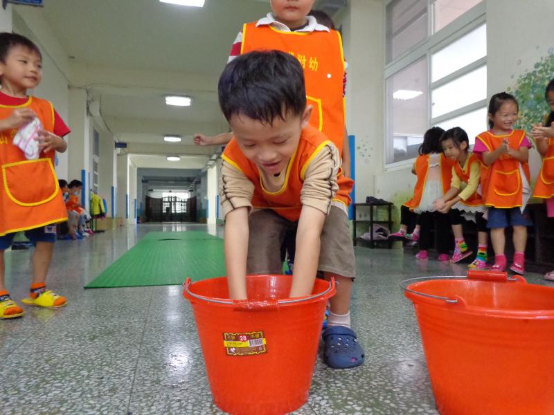用肥皂水來吹泡泡 (22).JPG