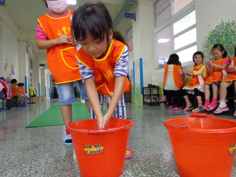 用肥皂水來吹泡泡 (24).JPG