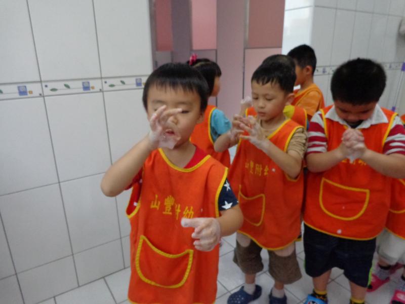 用肥皂水來吹泡泡 (31).JPG