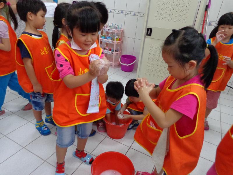 用肥皂水來吹泡泡 (34).JPG