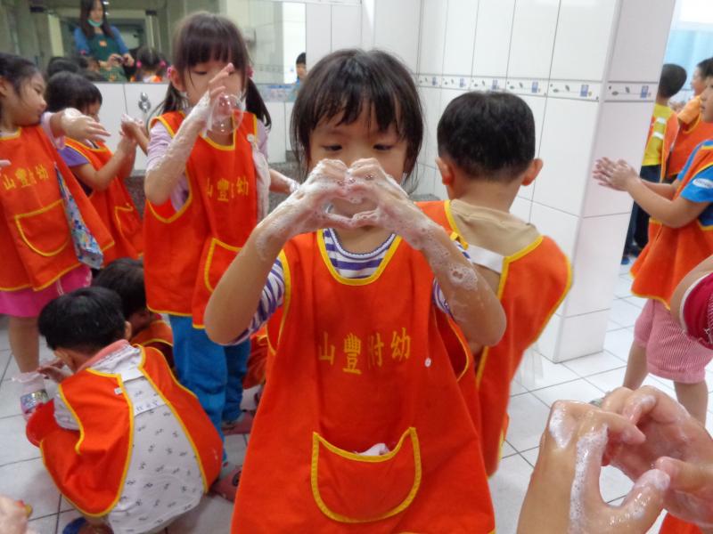 用肥皂水來吹泡泡 (44).JPG
