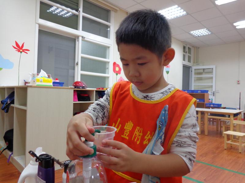 加入會起泡的材料 (13)