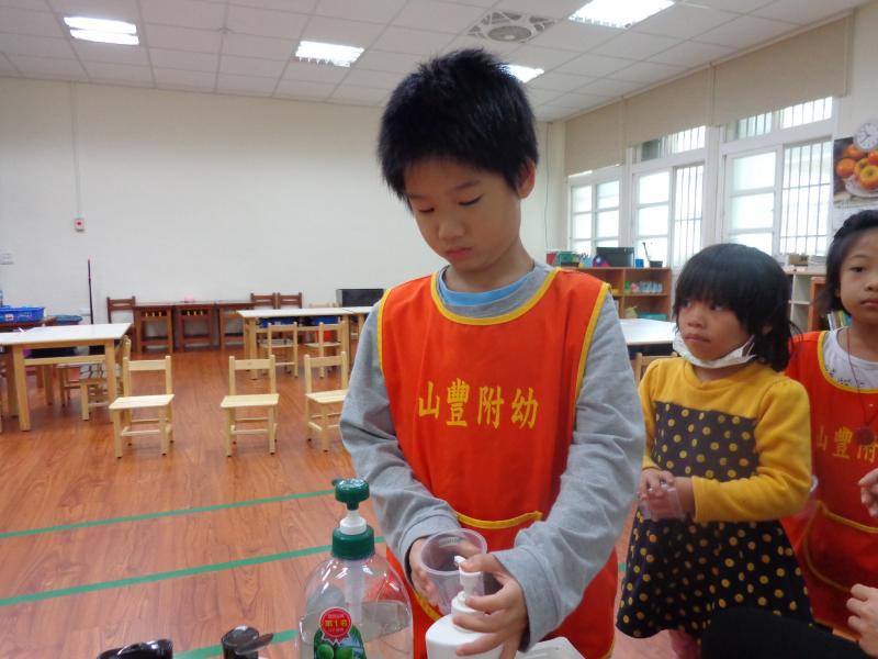 加入會起泡的材料 (17)
